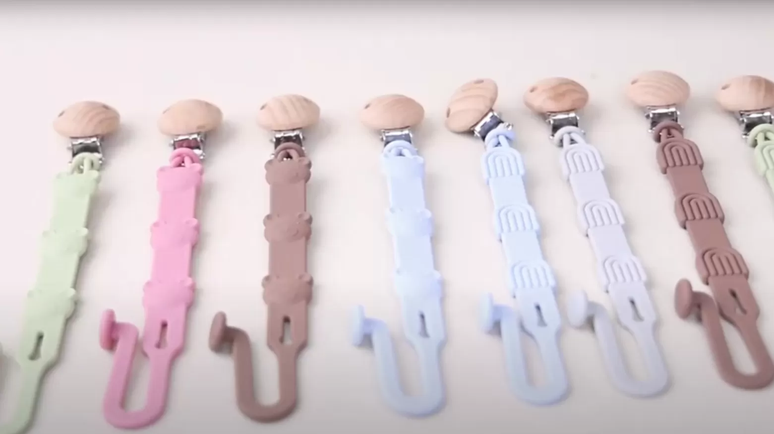 Video of ﻿﻿﻿X618 Silicone Bear Head Pacifier Chain